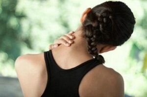 Neska kezkatuta dago osteochondrosis cervikoaren sintomekin
